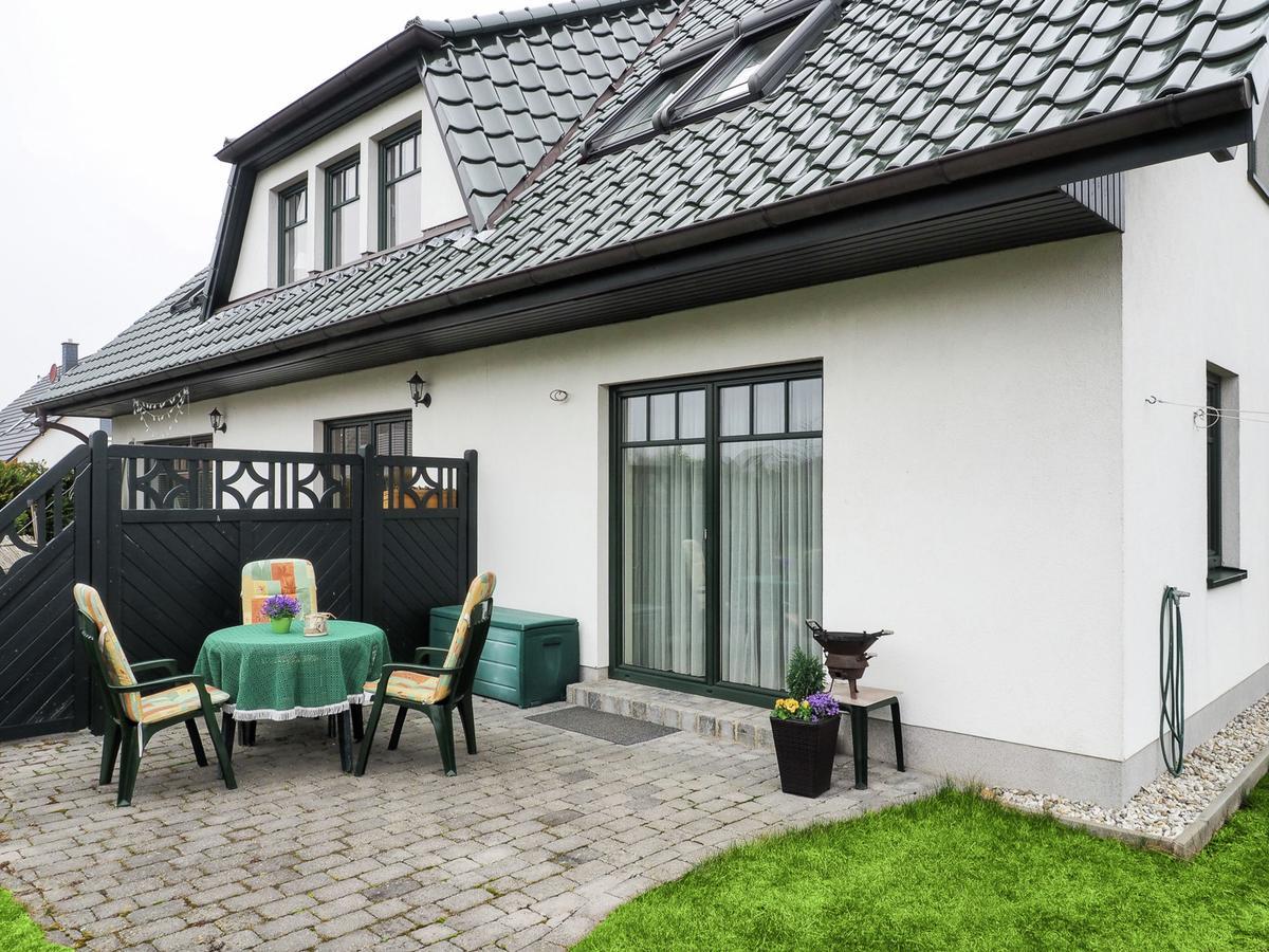 Modern Apartment in Kuhlungsborn with Garden Exterior foto